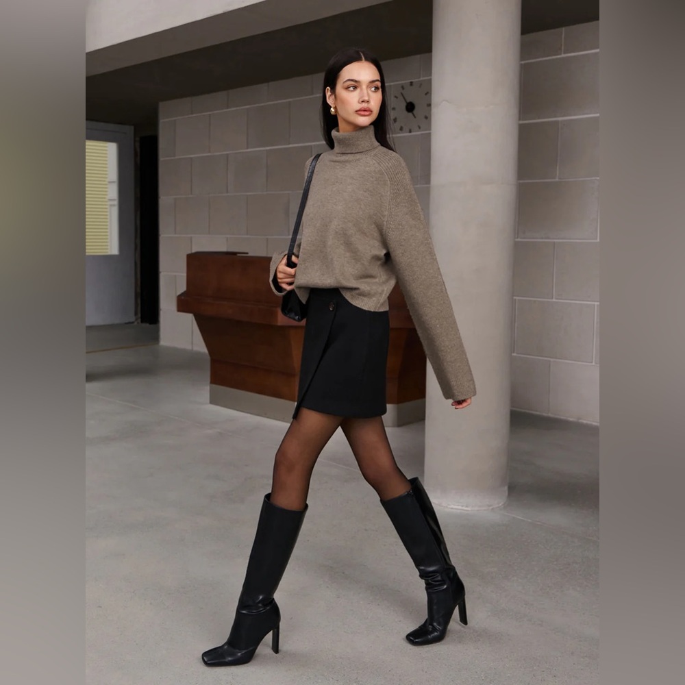 COMMENSE Ribbed Turtleneck Short Sweater - size Small - Picture 2 of 9